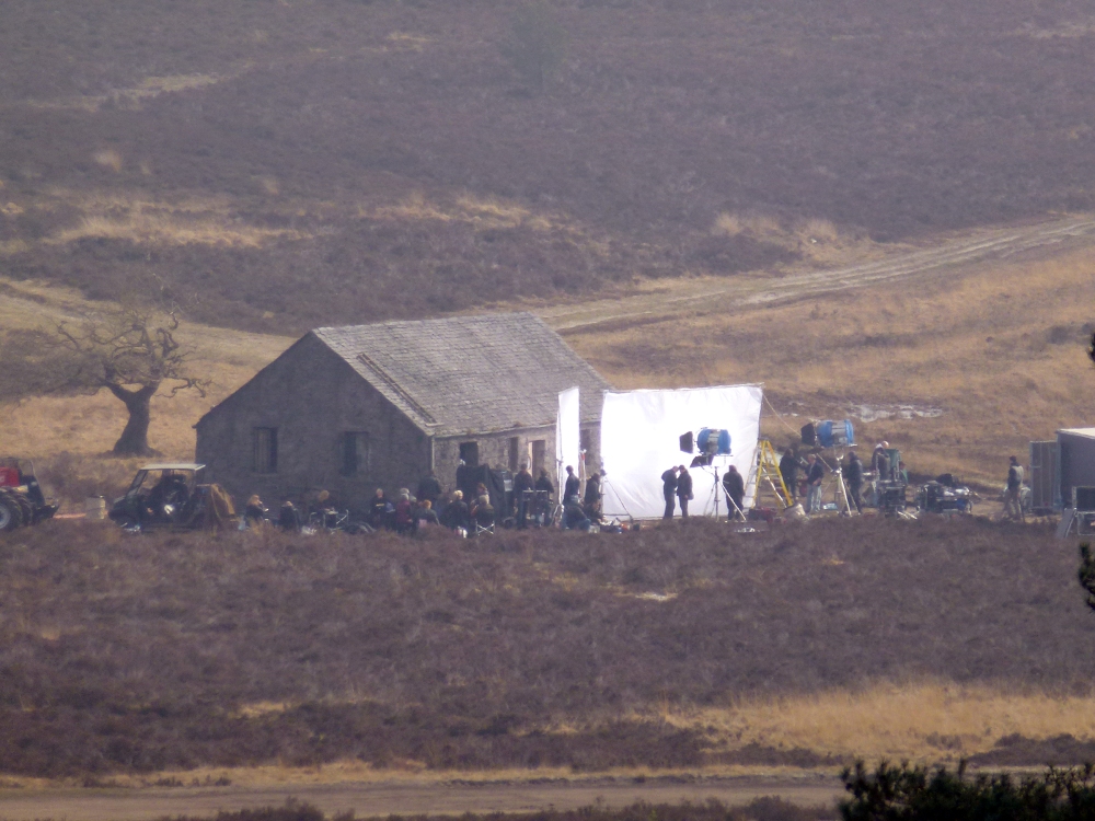 [Potential Spoilers] Official SKYFALL Photo Thread (Part I) - Page 33 Filming-outbuilding